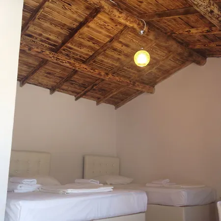 Nazan & Restaurant & מלון