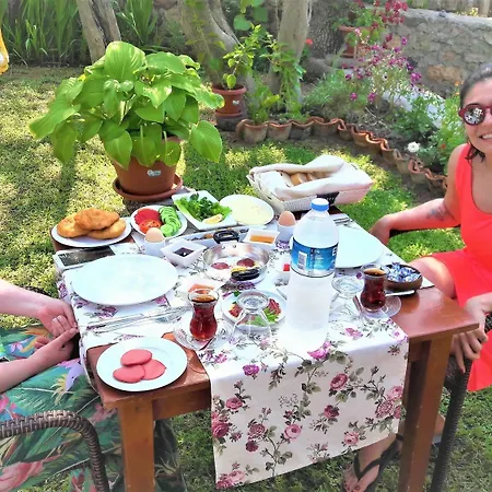 מלון Nazan & Restaurant & 3*